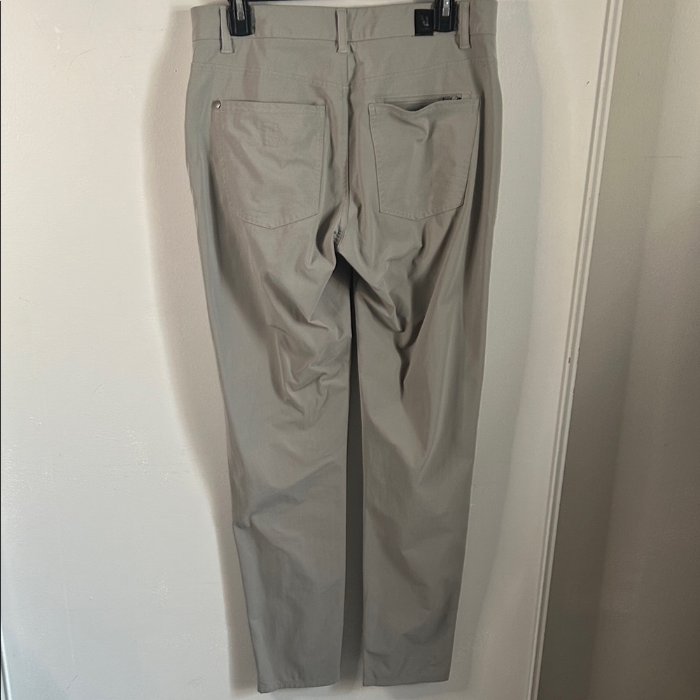 Vuori Men's Slim Straight Athleisure Performance Chino Pants in Light Gray - Picture 5 of 10